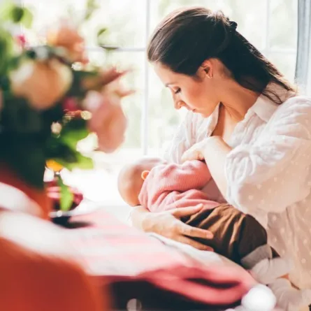 صورة لأم ترضع طفلها