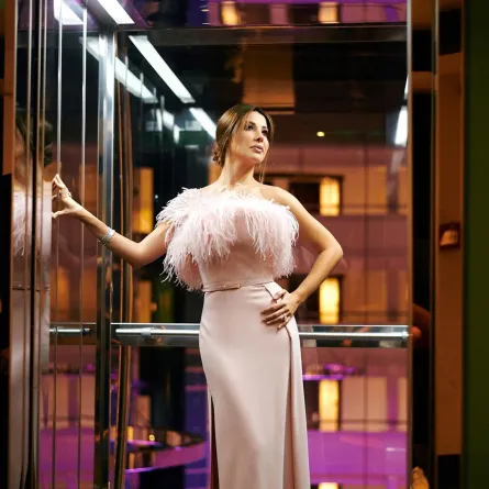 نانسي عجرم بفستان ماكسي باللون الوردي الباستيل