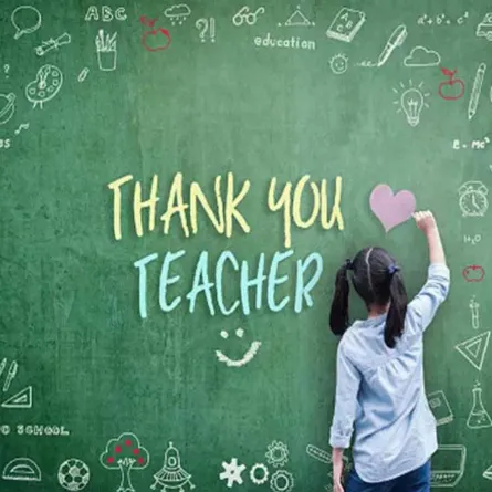 طفلة تكتب على سبورة