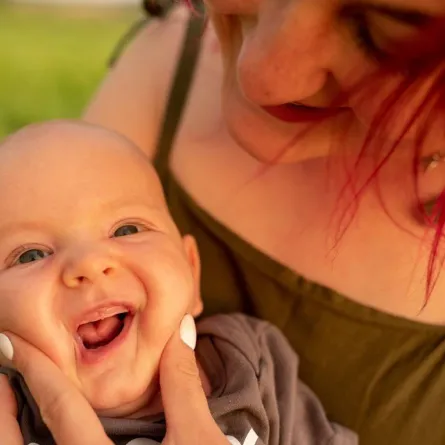 صورة لأم تعرض أسنان طفلها