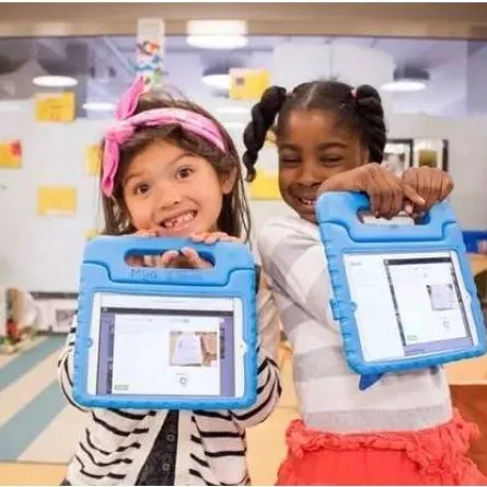 طالبتان صغيرتان تمسكان آباد