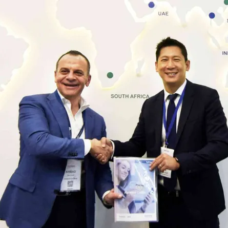 توقيع اتفاقية التعاون بين رئيس البنك العربي المتحد ومدير شركة توبان لإطلاق بطاقات أوكسي