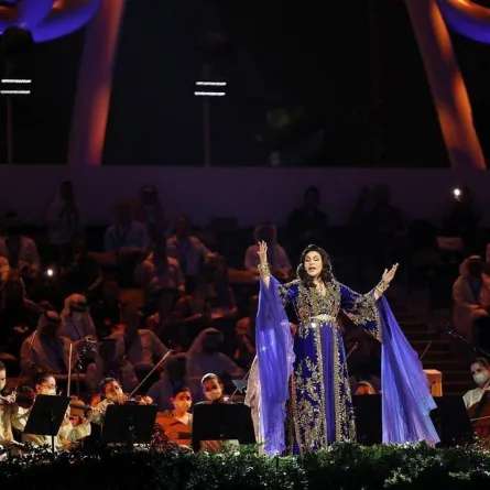 ما هي الصورة التي نُقشت على قلادة الفنانة أحلام في حفل افتتاح إكسبو 2020 دبي؟
