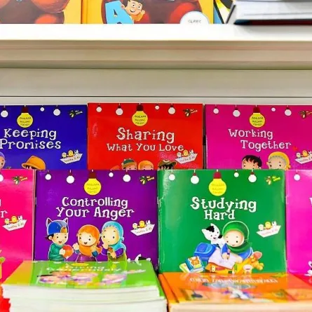 مؤلفات باللغة الإنجليزية للكاتبة البريطانية "زينب ميان" . المصدر (واس)