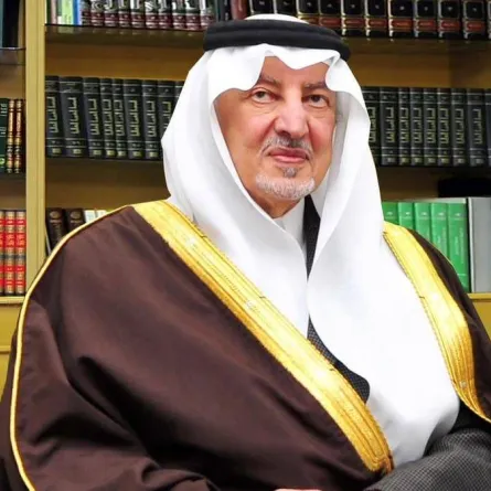 الأمير خالد الفيصل يوقع ديوانه الجديد أبيات في معرض الكتاب