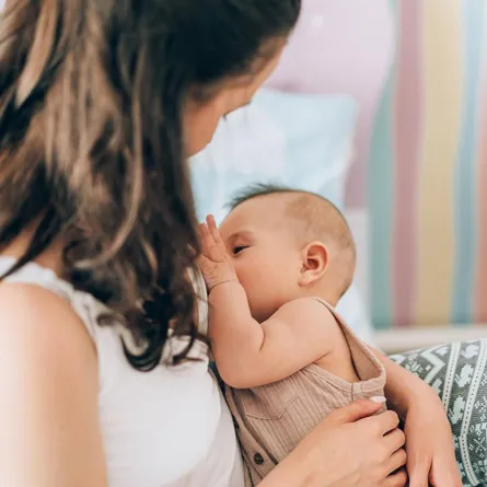 صورة لرضيع يرضع رضاعة طبيعية