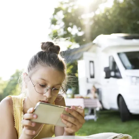 صورة طفلة تطالع موبايلها