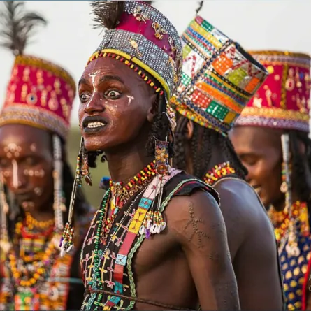 رجال أفارقة يستعرضون زينتهم فى مهرجان جيرول بتشاد