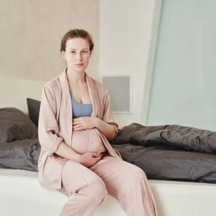 صورة لحامل في كامل حيويتها ونشاطها