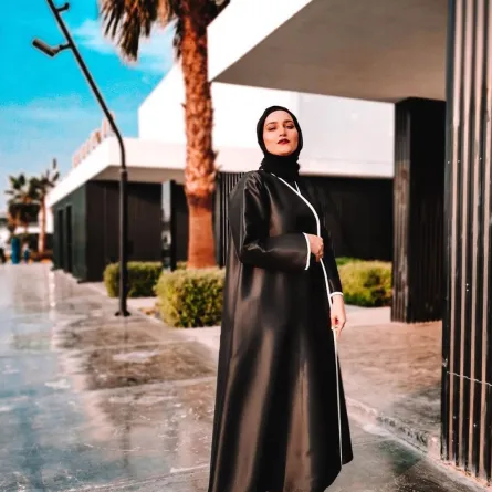 دلال الدوب بعباية من الساتان