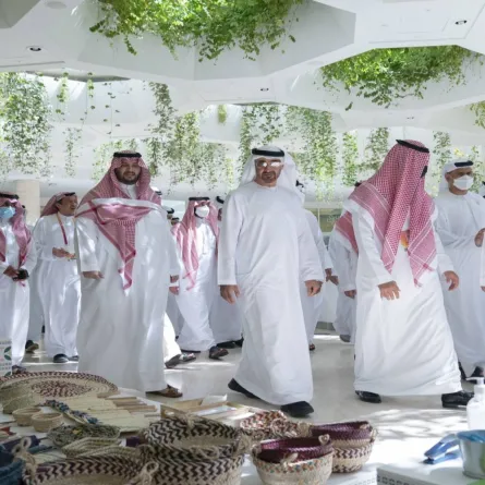 الشيخ محمد بن زايد خلال جولته في جناح السعودية بمعرض إكسبو دبي