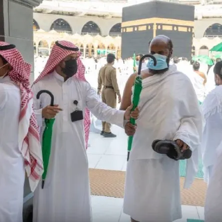 رئاسة الحرمين توزيع (3000) مظلة