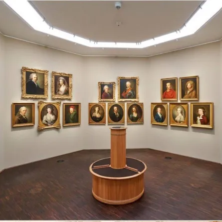 قاعة عرض لوحات  في المعرض بمتحف العصر الرومانسي