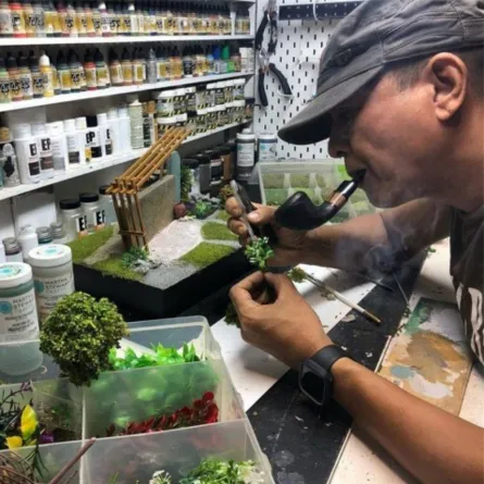 فنان ينحت منحوتات صغيرة