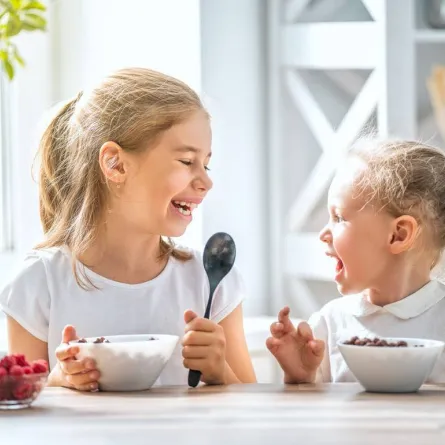 طفلتان تأكلان الجرانولا