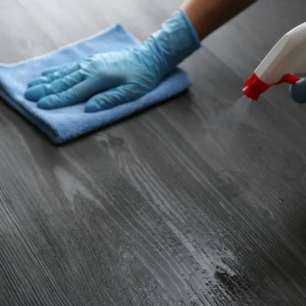 تنظيف الأثاث الخشبي الغامق