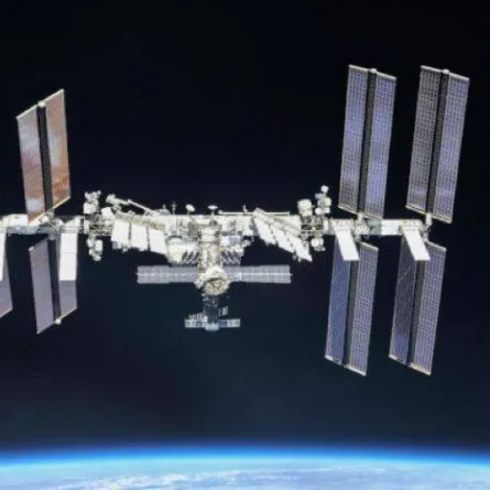 لحظة مرور محطة الفضاء الدولية بسماء مكة المكرمة