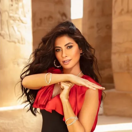 روبي بالشعر المموج