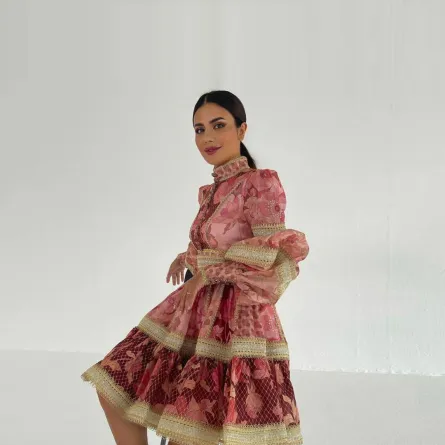 ديما الأسدي بفستان باللون الوردي -الصورة من حساب النجمة على انستغرام 