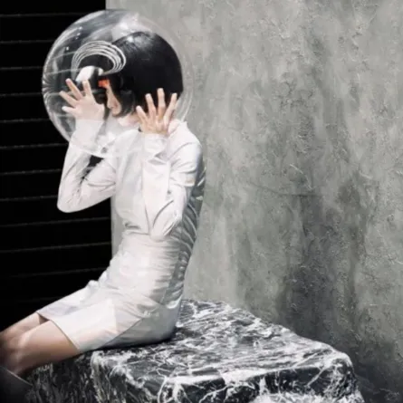 فتاة تجلس في متجر لأداوت التجميل ذي تقنيات فضائية