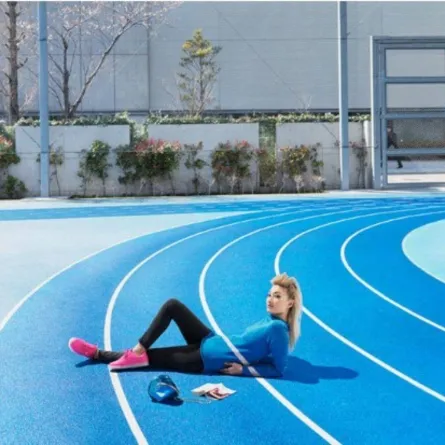 فتاة ترتدي ملابس رياضية مختفية في درج الجري