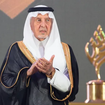 الأمير خالد الفيصل أمام الجائزة - الصورة من حساب إمارة منطقة مكة المكرمة