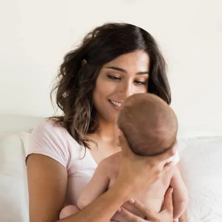 الأم تحمل مولودها