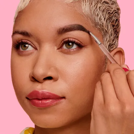 مستحضر الحواجب من Benefit Cosmetics  لرسم خطوط تحاكي مظهر شعيرات الحاجب