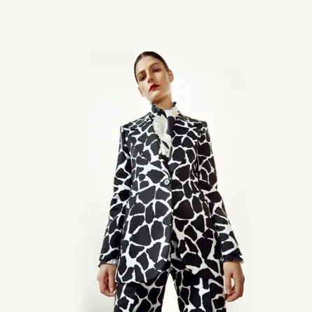 بدلة مطبّعة من كارولينا هيريرا  Carolina Herrera