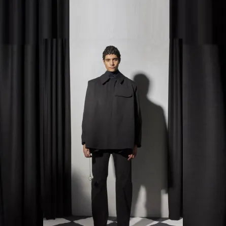 -للرجل... اللون الأسود يغني إطلالاتك الشتوية