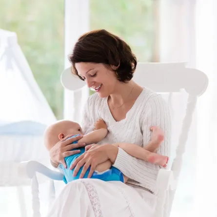 صورة لأم ترضع طفلها