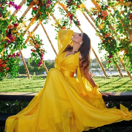 مي عمر بفستان شيفون اصفر