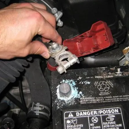 أقطاب بطارية السيارة