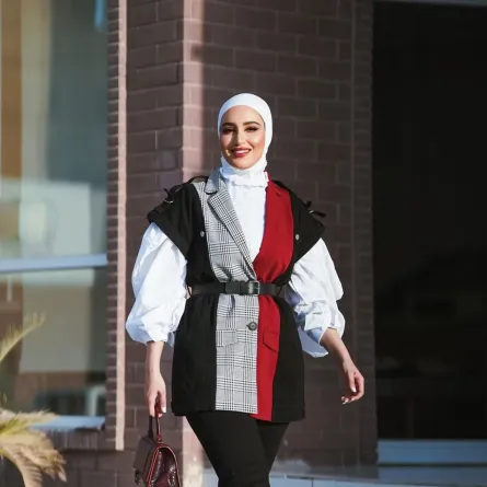 المعطف المصمم بعدة اقمشة من دلال الدوب