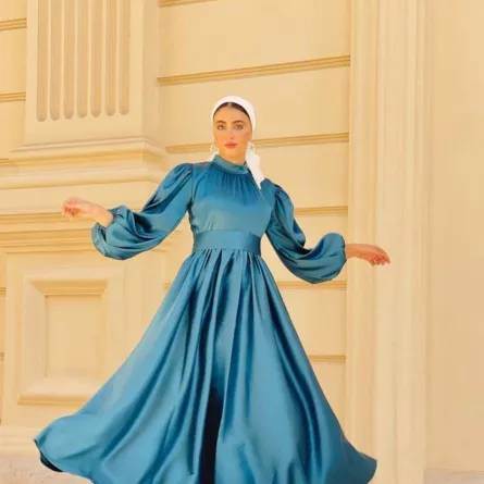 مريم حسن بفستان سهرة أزرق مع حذاء أبيض بكعب عالٍ