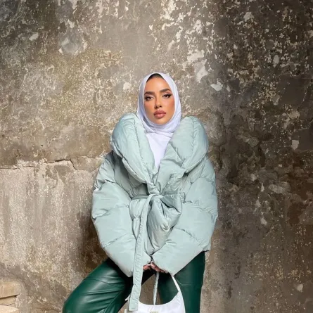 عايشة العقيل بحجاب ابيض بلفة متقنة