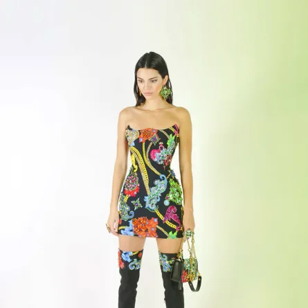 كيندال جينير ترتدي من فرساتشي Versace