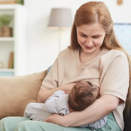 صورة لأم ترضع مولودها