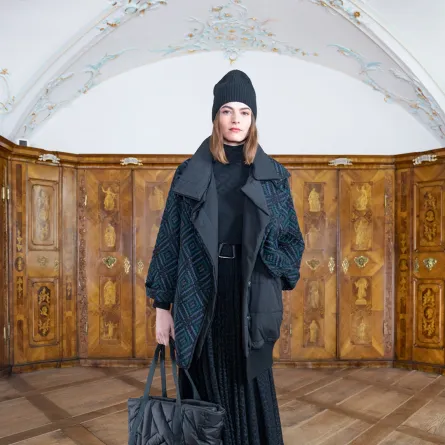 المعطف الكلاسيكي باللون الأسود من اكريس  Akris