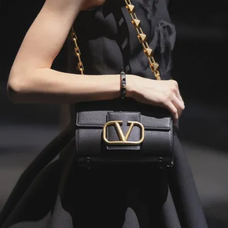 حقيبة كلاسيكية باللون الأسود 