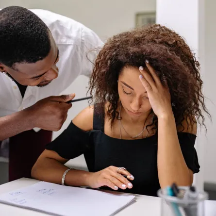 كيف تتوقفين عن الشعور بالحرج الاجتماعي 