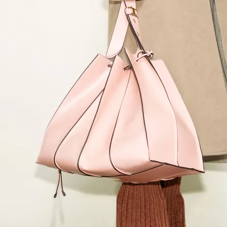 حقيبة جلد كبيرة الحجم باللون الوردي الباستيل