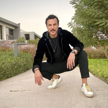 باسل الخياط بحذاء رياضي باللون الأبيض