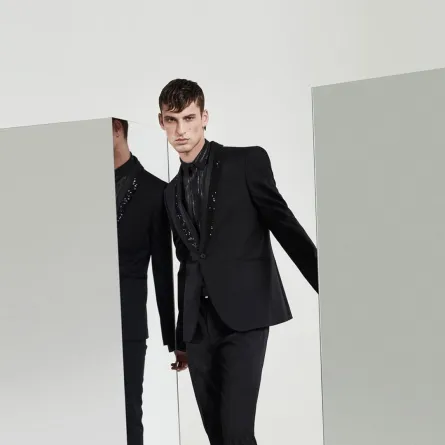 بدلة سوداء بتصميم ضيّق للبنطلون من لي أوم Les Hommes