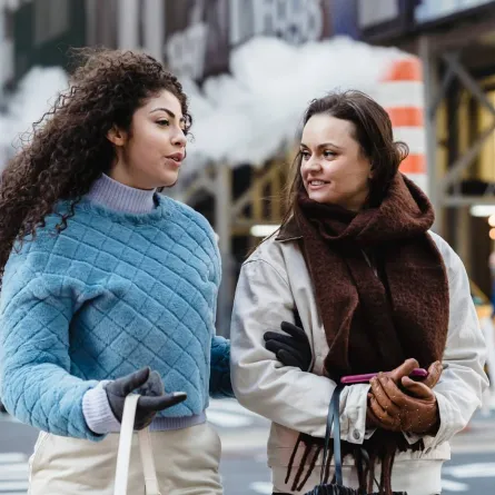 طرق لمساعدة صديقك في التغلب على مشاكل ثقته