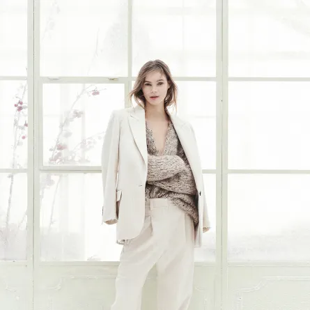 السروال الأبيض مع البليزر من برونيللو كوتشينيللي  Brunello Cucinelli