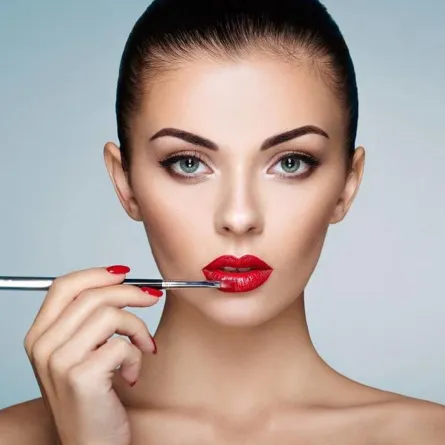 رسم الشفاه بالريشة