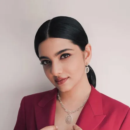 مكياج للمرأة العاملة بأحمر شفاه وردي داكن ورسمة آيلاينر رفيعة