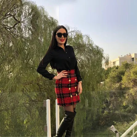 سيرين عبد النور بتنورة أنيقة باللون الأحمر