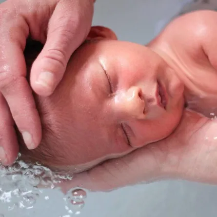 صورة لمولود يستحم